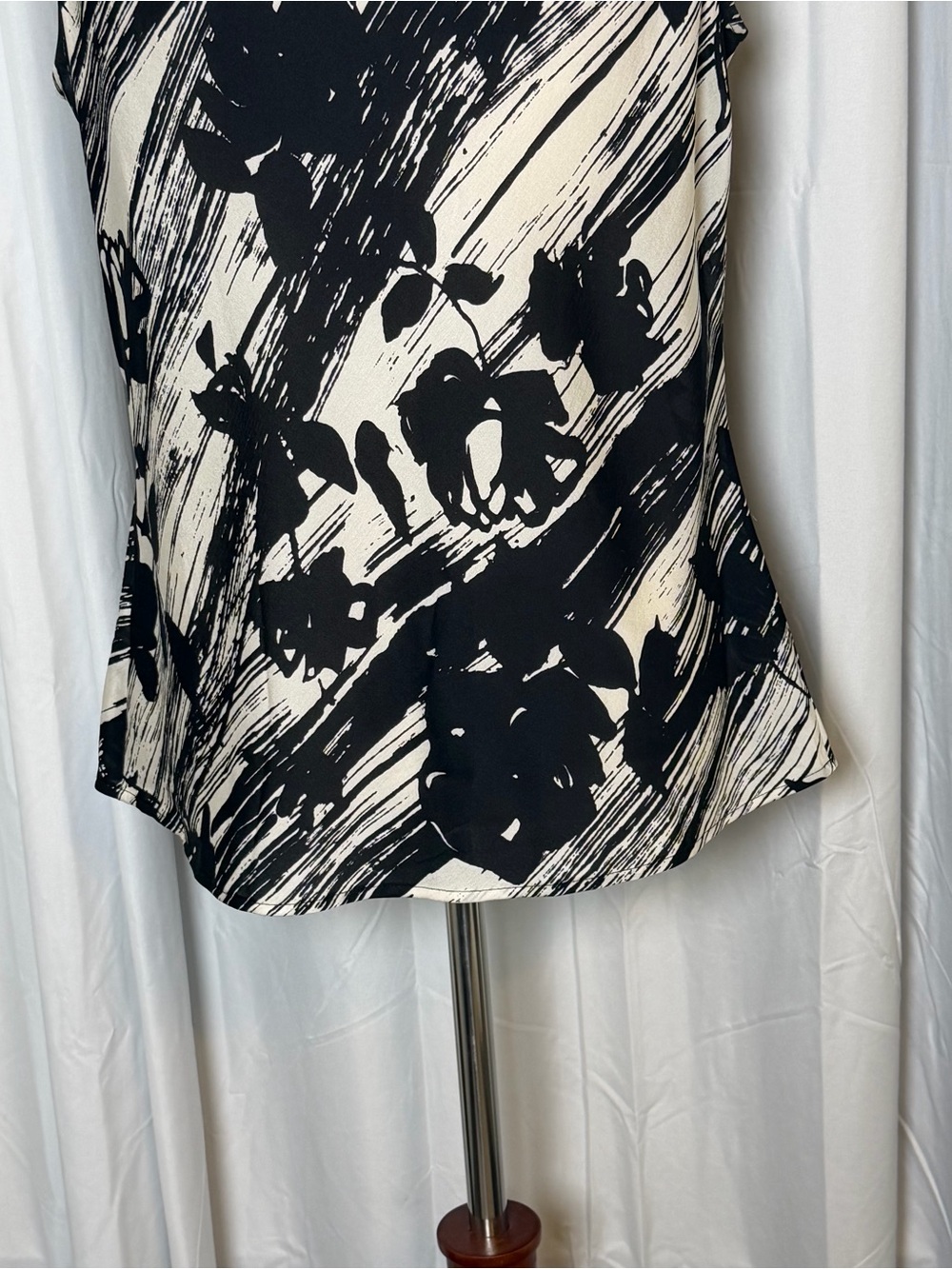St John Silk Cowl Neck Shell Top Medium Black Cream Abstract Floral Sleeveless - Picture 8 of 11
